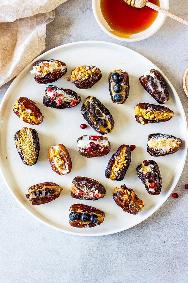 Stuffed Medjool dates tamr mahshi recipe with almonds and walnuts for Iftar Eid