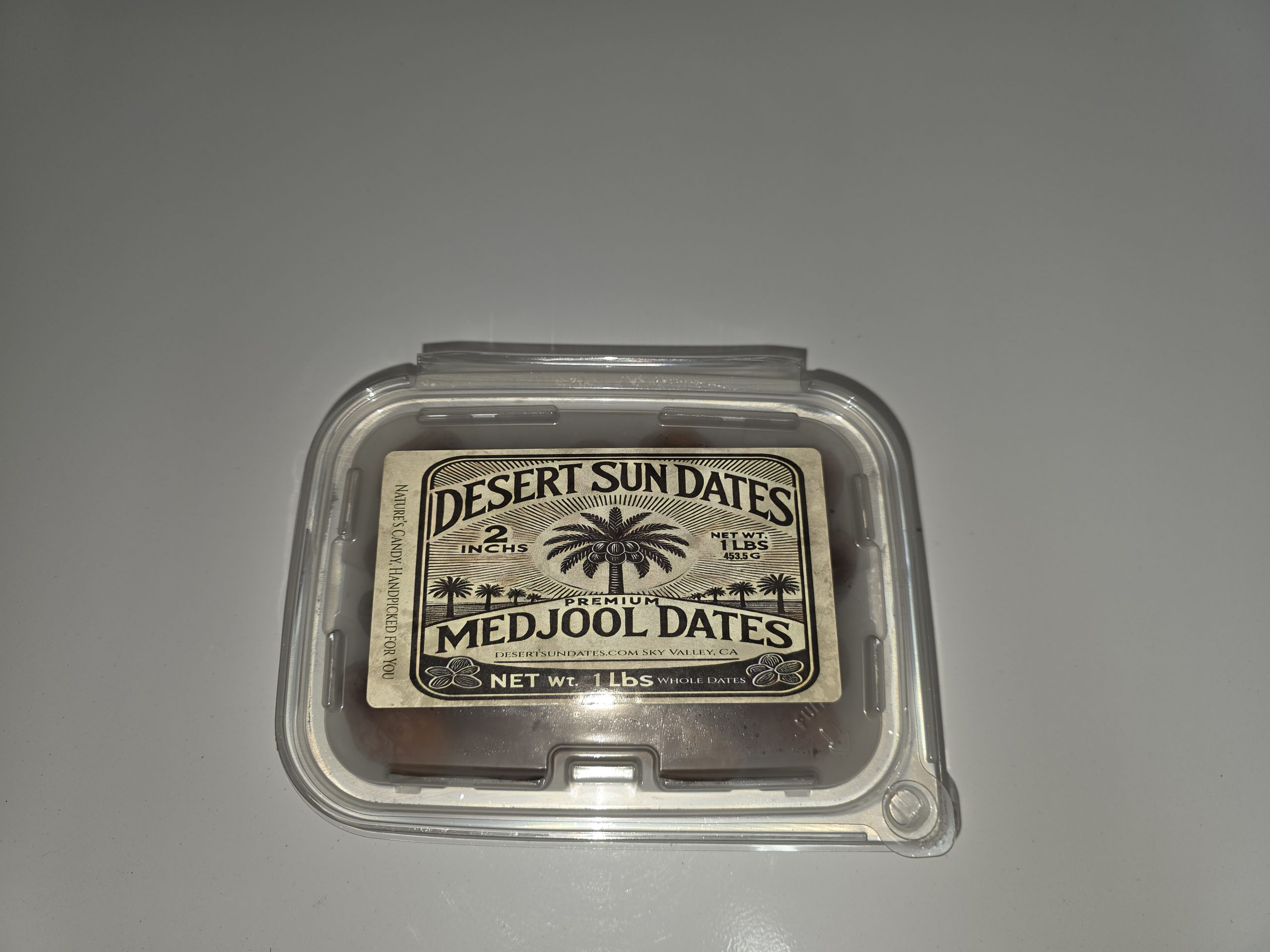 Premium California Medjool dates Tamr Al-Majhool from private date ranch in Coachella Valley